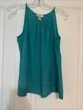 Sz XS LOFT teal top is a layered round-neck sleeveless blouse made of polyester.